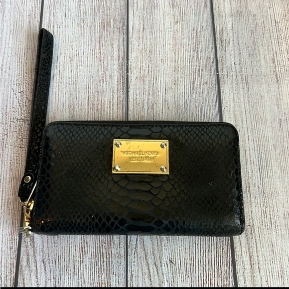 Michael Kors Black Glossy Python Embossed Leather Jet Set Zip Around Wallet - Picture 1 of 6